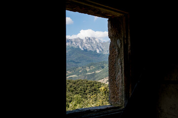 vistas desde dentro de una ermita, atraves de una ventana, a los picos de europa
