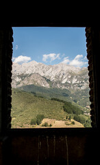 vistas desde dentro de una ermita, atraves de una ventana, a los picos de europa