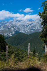 Fototapeta na wymiar Montañas altas, Parque natural Picos de Europa y su entorno en Cantabria