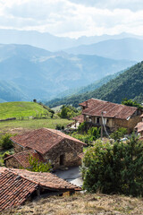 Fototapeta na wymiar Vistas y tejado de un pueblo, rodeado de montañas y entorno rural.