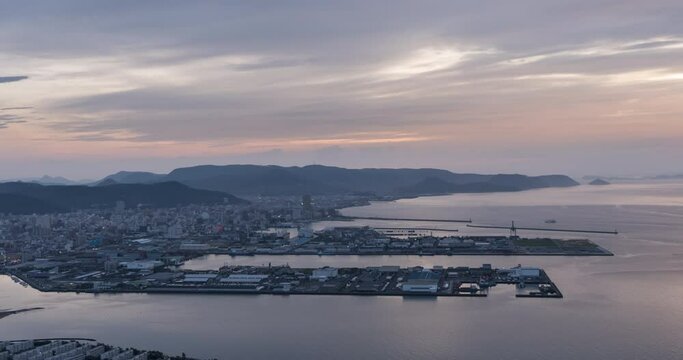 瀬戸内のタイムラプス映像 / 香川県　高松の街と夕焼けの空