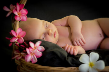 Obraz na płótnie Canvas Newborn baby sleeps on a black background.