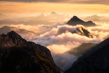 herbstliches nebelmeer in den alpen bei sonnenuntergang