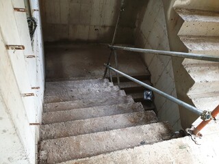 공사장 계단 위험 난간 지하 토양 땅 잡초 현장 진행