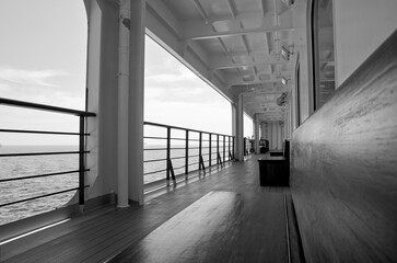 Elegante Balkon- oder Loungemöbel auf Pooldeck von Kreuzfahrtschiff - Deck chairs and sun loungers...