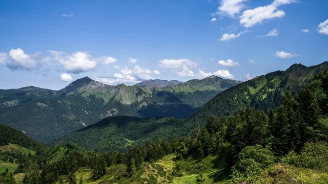Timelapse nuages defilent vall&eacute;e montagne pyr&eacute;n&eacute;es 