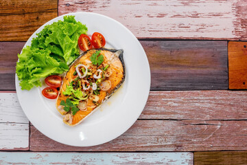 Spicy fried salmon salad