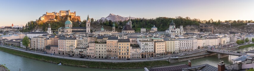 Fototapeta na wymiar Panorama von Salzburg mit Festung Hohensalzburg und Fluß Salzach, Salzburger Land, Österreich