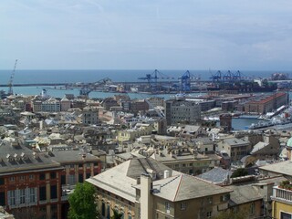 Blick über Stadt und Hafen von Genua Italien view upon city and harbour of Genoa Italy