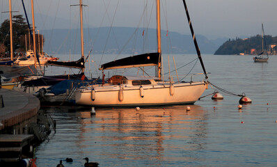 Fototapeta na wymiar barca nel porto del Lago di Garda al tramonto