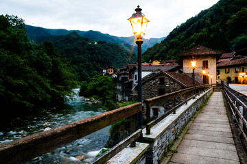 Un caratteristico borgo di montagna fotografato al tramonto. Valstrona (VB), Cusio, Piemonte,...