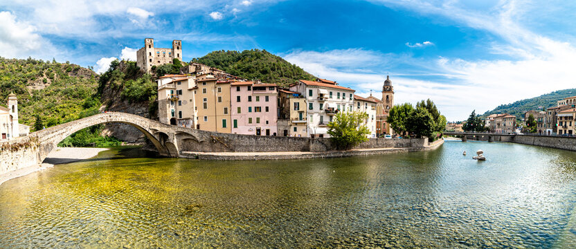 Dolceacqua, panorama con vista su ponte e castello.