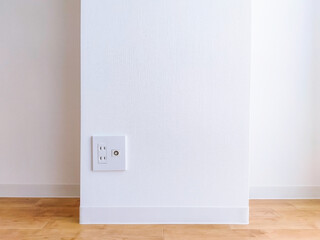部屋の壁と電源