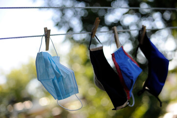 Des masques de protection contre la Covid-19 sur une corde à linge