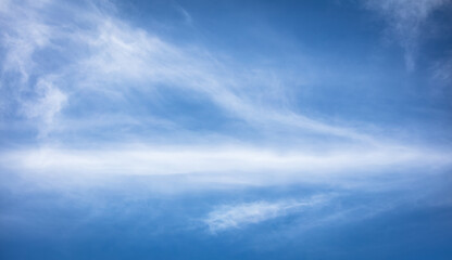 Céu azul com nuvens brancas