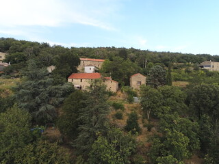 Fototapeta na wymiar Village de montagne dans les Cévennes, vue aérienne