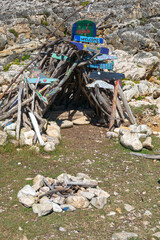 construcción de palos y rocas humilde