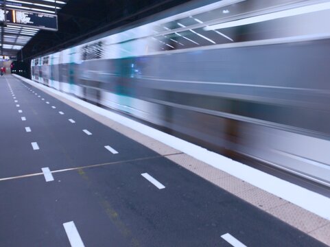 fast moving train © SCHAWANN MICHAËL