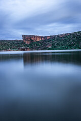 Obraz premium lake pristine with mountain background and bright sky long exposure shot at dusk