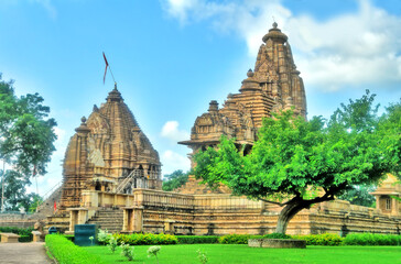 Obraz premium Khajuraho – miejscowość w Indiach w stanie Madhya Pradesh z zespołem hinduistycznych świątyń .
