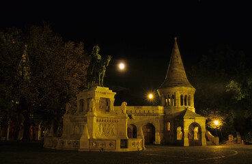 Fototapeta na wymiar la chapelle du bastion des pêcheurs à Budapest en Hongrie la nuit