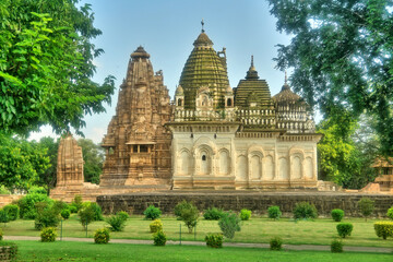 Fototapeta premium Khajuraho – miejscowość w Indiach w stanie Madhya Pradesh z zespołem hinduistycznych świątyń .