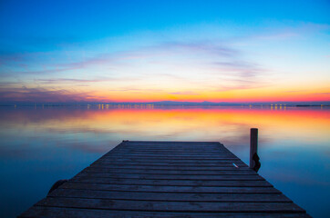 paisaje de un embarcadero en el lago al anochecer