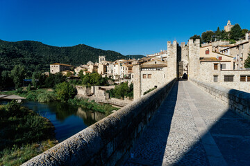 Fototapeta na wymiar medieval bridge of the town of Besalú, Catalonia