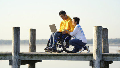 Rollstuhlfahrer mit Laptop