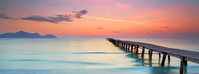 unendlich langer Steg am Meer