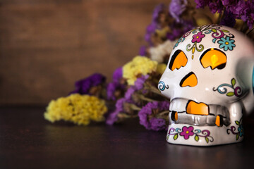 Calaveras del Día de Muertos en México, con fondo liso