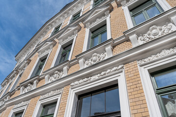 Fototapeta na wymiar Fassade eines hochwertig sanierten Gründerzeithauses