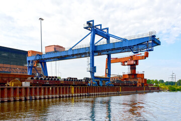 Fototapeta na wymiar Kräne im Hafen an einem Kanal Stadthafen Brandenburg an der Havel Silokanal