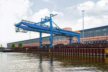 Kräne im Hafen an einem Kanal
Stadthafen Brandenburg an der Havel
Silokanal