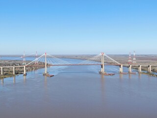 Vista aérea de un puente colgante que atraviesa un río muy ancho.