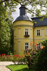 Zamek w Chałupkach na granicy z Czechami.  W rezydencji otoczonej parkiem  mieści się hotel i restauracja, 1 km od stacji kolejowej Chałupki i 3 km od rezerwatu Graniczne Meandry Odry.  Pierwsze infor
