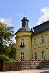 Zamek w Chałupkach na granicy z Czechami.  W rezydencji otoczonej parkiem  mieści się hotel i restauracja, 1 km od stacji kolejowej Chałupki i 3 km od rezerwatu Graniczne Meandry Odry.  Pierwsze infor