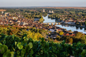 Une vue de Joigny et du fleuve "l'Yonne" 89300 france 