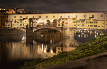 Obraz premium Ponte Vecchio in Florence over the Arno river and Vasari Corridor
