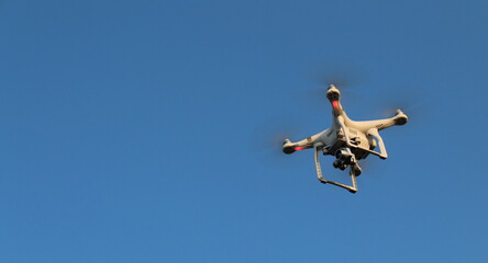 Drone in volo che scatta fotografie e produce video