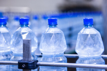 Frisch gefüllte Wasserflaschen auf einem Fließband einer Abfüllanlage