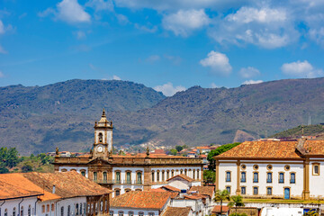 Fototapeta na wymiar view from the top of the historic center of Ouro Preto with its houses, church, monuments and mountains