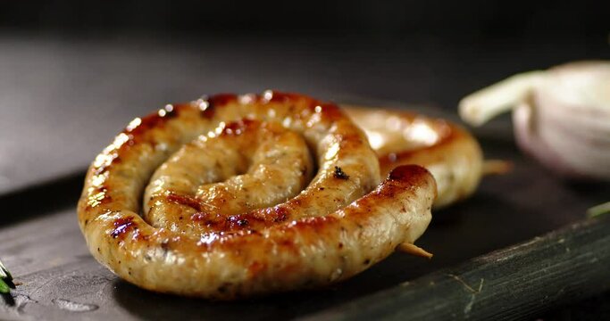 The fried sausage on the cutting board with garlic rotates. 