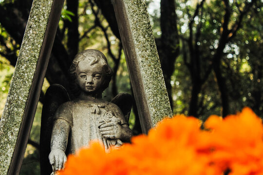 Escultura de seraf&iacute;n en cripta 