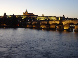 Abends an der Karlsbrücke, in Prag