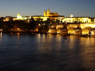 Fototapeta na wymiar Abends an der Karlsbrücke, in Prag