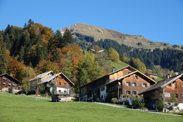 Fototapeta na wymiar Sonntag, ein Bergdorf in Vorarlberg
