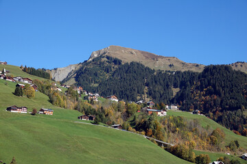 Obraz premium Sonntag, ein Bergdorf in Vorarlberg