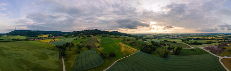 Panorama mit Sonnenuntergang in Waldenburg waldenburger Berge