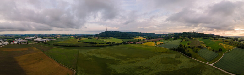 Fototapeta premium Panorama mit Sonnenuntergang in Waldenburg waldenburger Berge